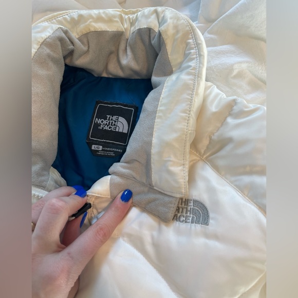 The North Face 550 white puffer jacket, no stains, worn once! - Picture 2 of 3